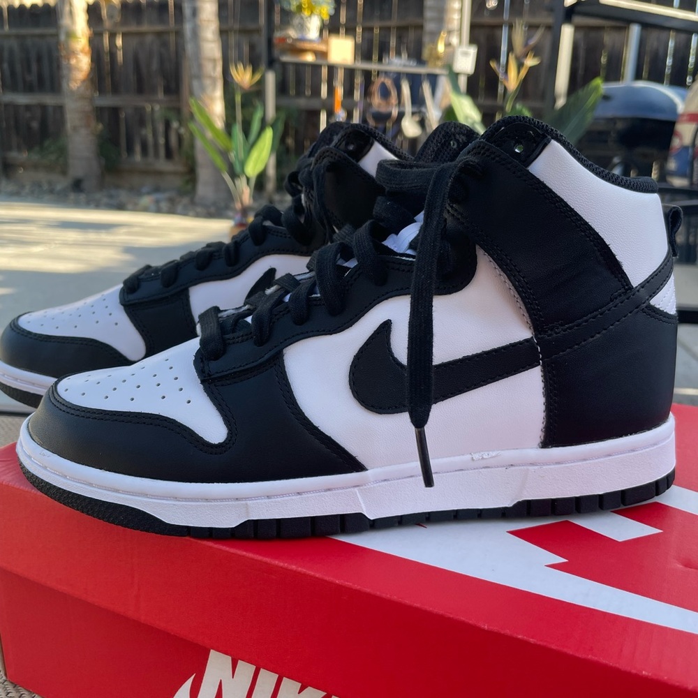 Nike Dunk High Panda.